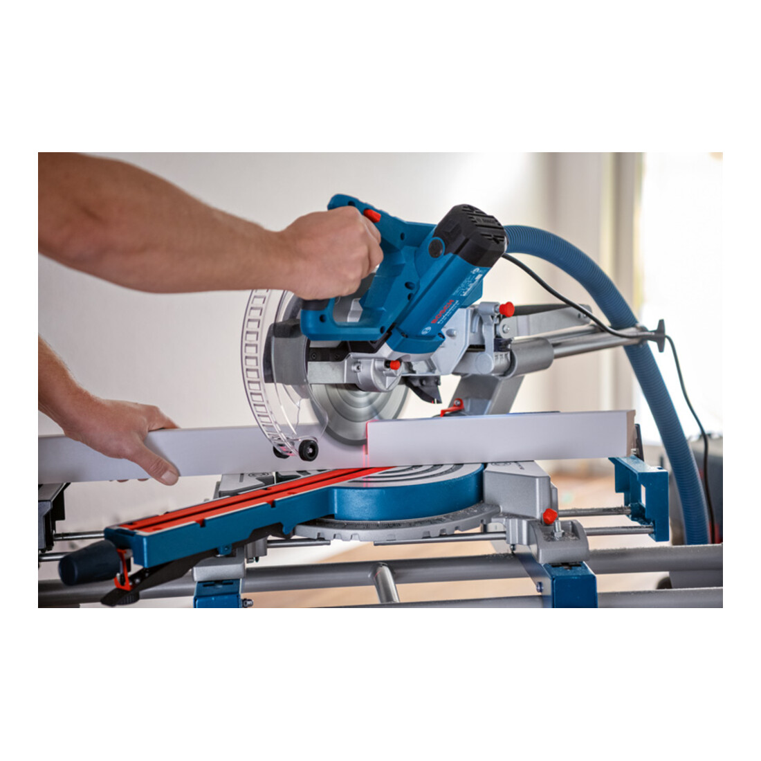 Bosch Kapp- und Gehrungssäge GCM 305-216 D – Bild 2