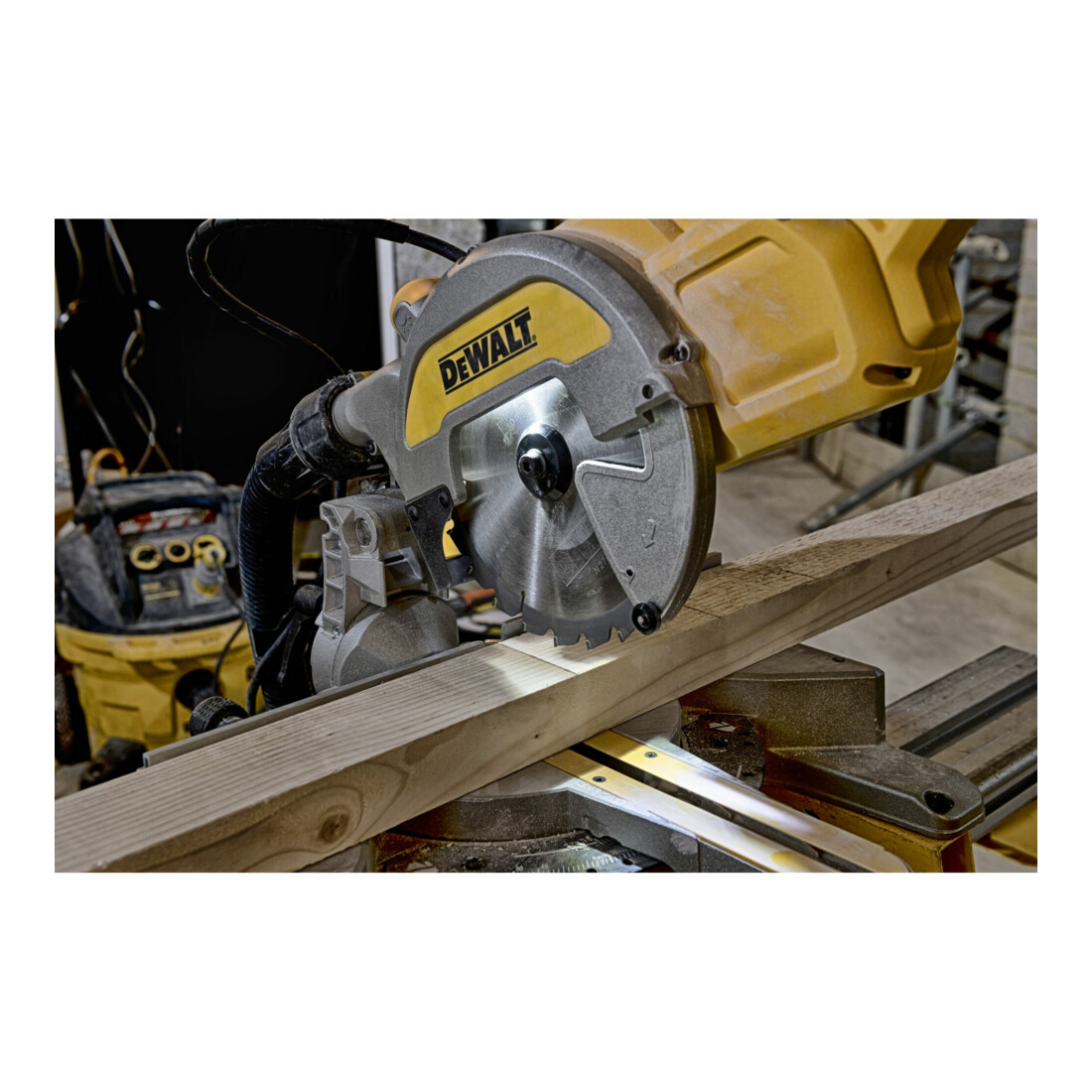 DEWALT Paneelsäge 216 mm 1800 Watt DWS777-QS Solo – Bild 2